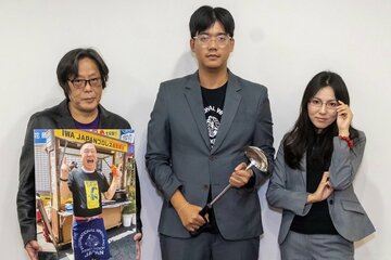 （左から）浅野社長の遺影を持つ岡本氏、プミ代表、ハル女史