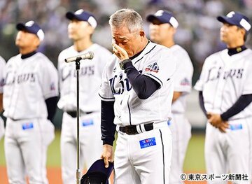  試合後のセレモニーで号泣する辻監督