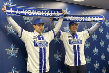 入団会見を行った尾形崇斗（左）と井上朋也