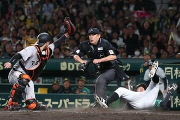 ７回、巨人・岸田(左)のダッチをかいくぐり、同点の生還を果たした阪神・植田海