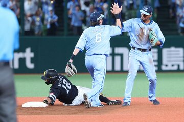 9回、タッチアウトとなってしまったソフトバンク・嶺井（左）