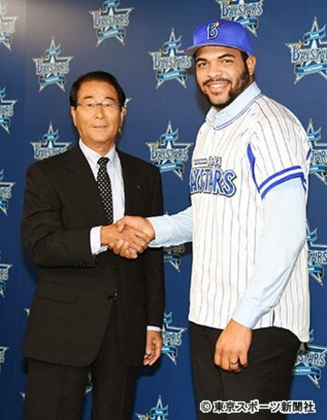 ＤｅＮＡ高田繁ＧＭ（左）と握手をかわすエドウィン・エスコバー