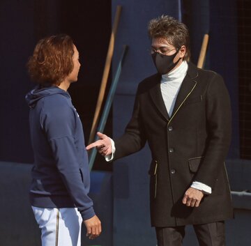  伊藤大海（左）と話す新庄監督(東スポWeb)