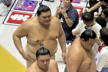 朝稽古を終えて花道を歩く大の里