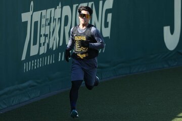 新人合同自主トレで汗を流す阪神のドラフト２位・谷端将伍