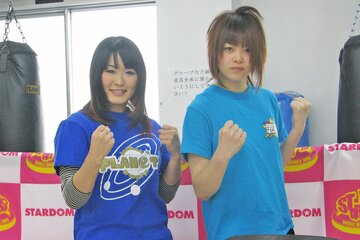 スターダム時代はタッグを組んでいたイヨ・スカイ(当時は紫雷イオ＝左)と岩谷麻優（2013年）
