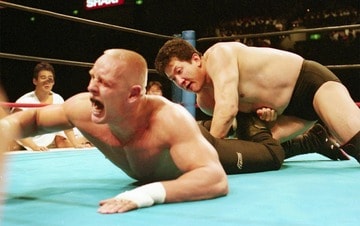 前田（奥）に足を取られてひねり倒されたフライは瞬時にタップした（１９９４年７月、大阪）