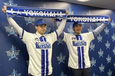 入団会見を行った尾形崇斗（左）と井上朋也
