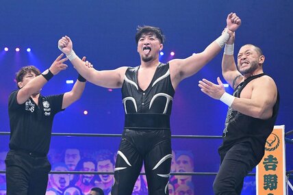 成田蓮ディック東郷(右)に勝利を称えられる成田蓮