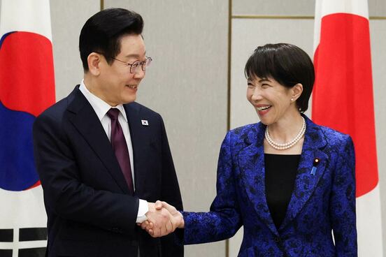 李大統領と握手する高市早苗首相（ロイター）