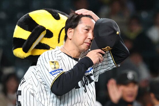 試合後、ファンに頭を下げる阪神・藤川監督