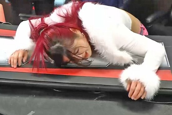 実況席のテーブル上でダウンしてしまったイヨ・スカイ（©AbemaTV, Inc.）