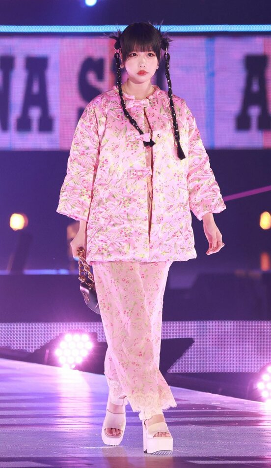 ランウェイを歩く、あのちゃん