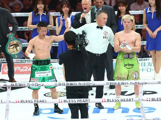 那須川天心(右)は判定で井上拓真に敗れた