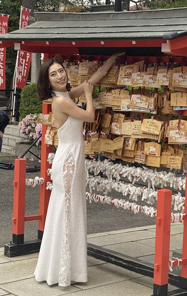 白のドレスでヒット祈願を行った藤井香愛