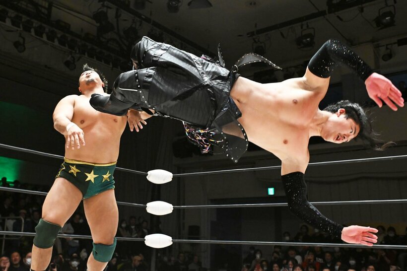 電撃復帰を果たし、GHC王者・稲村愛輝(左)にドロップキックを放つOZAWA
