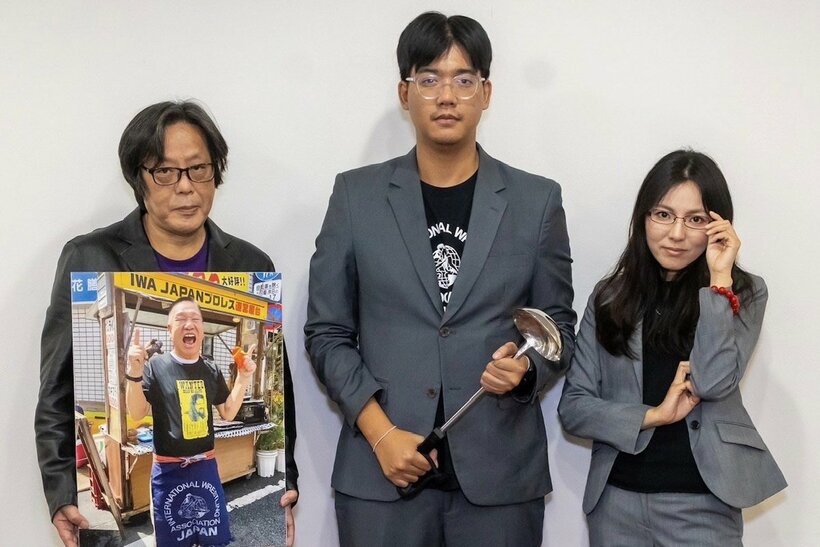 （左から）浅野社長の遺影を持つ岡本氏、プミ代表、ハル女史