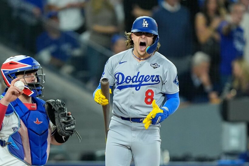 チームに帯同するキケ・ヘルナンデス（ロイター）