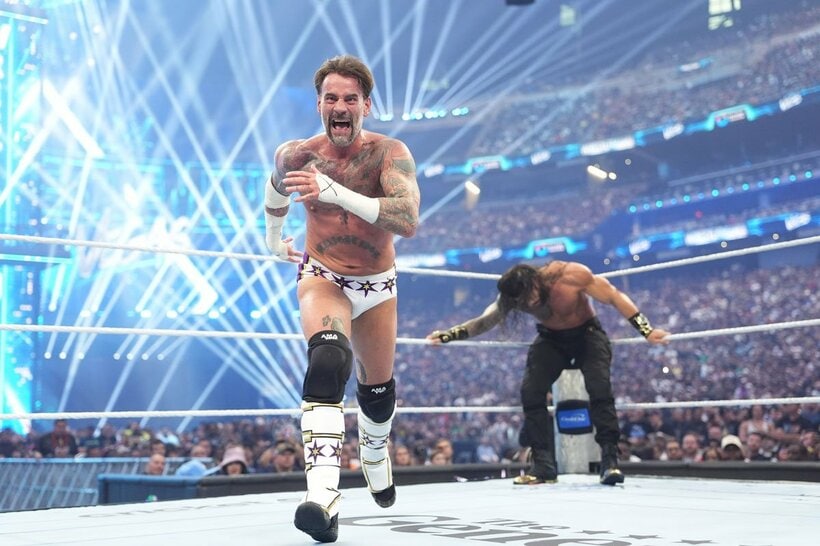 CMパンク（手前）はローマン・レインズと死闘を繰り広げたが… ⒸWWE