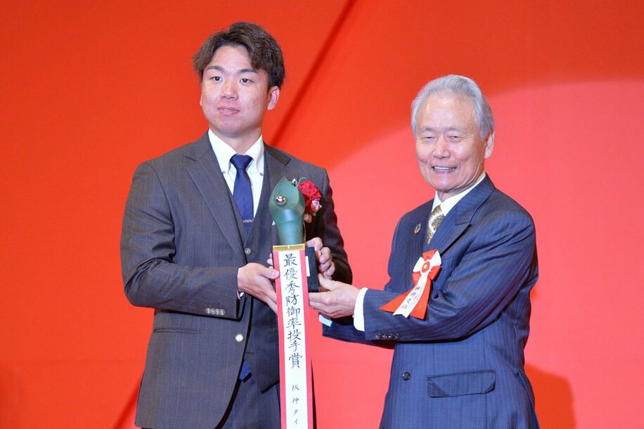 最優秀防御率投手賞と合わせ、今季３冠となった阪神・村上頌樹(左)