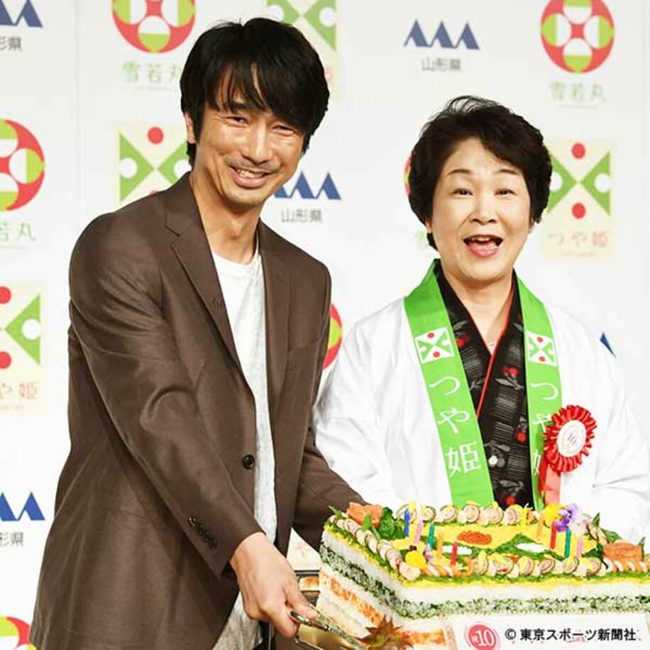  すしケーキに笑顔の眞島秀和。右は吉村山形県知事