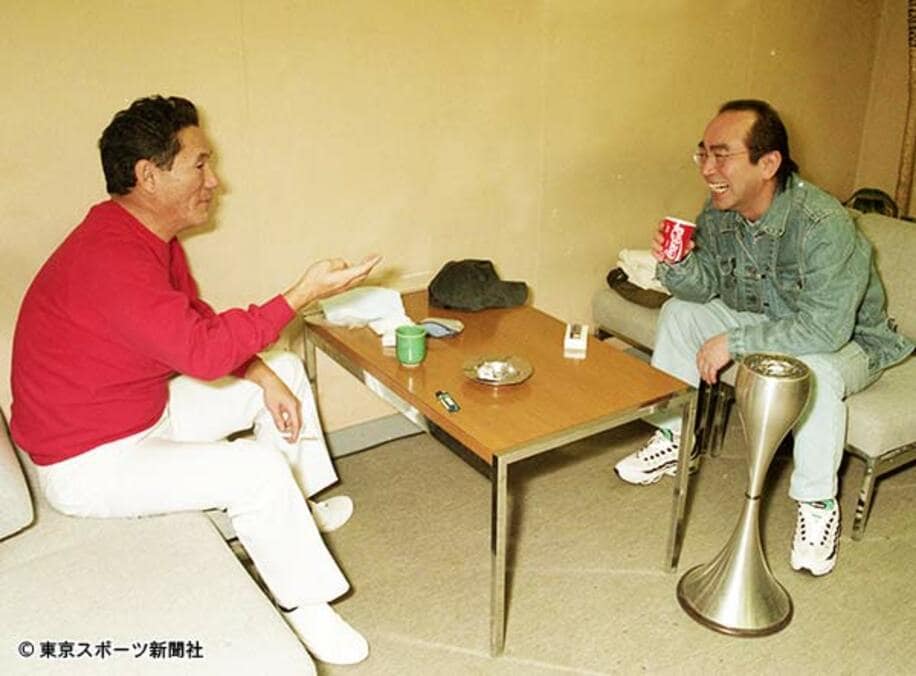  東スポ映画大賞特別賞受賞でたけし（左）と語り合う志村さん（９７年２月）