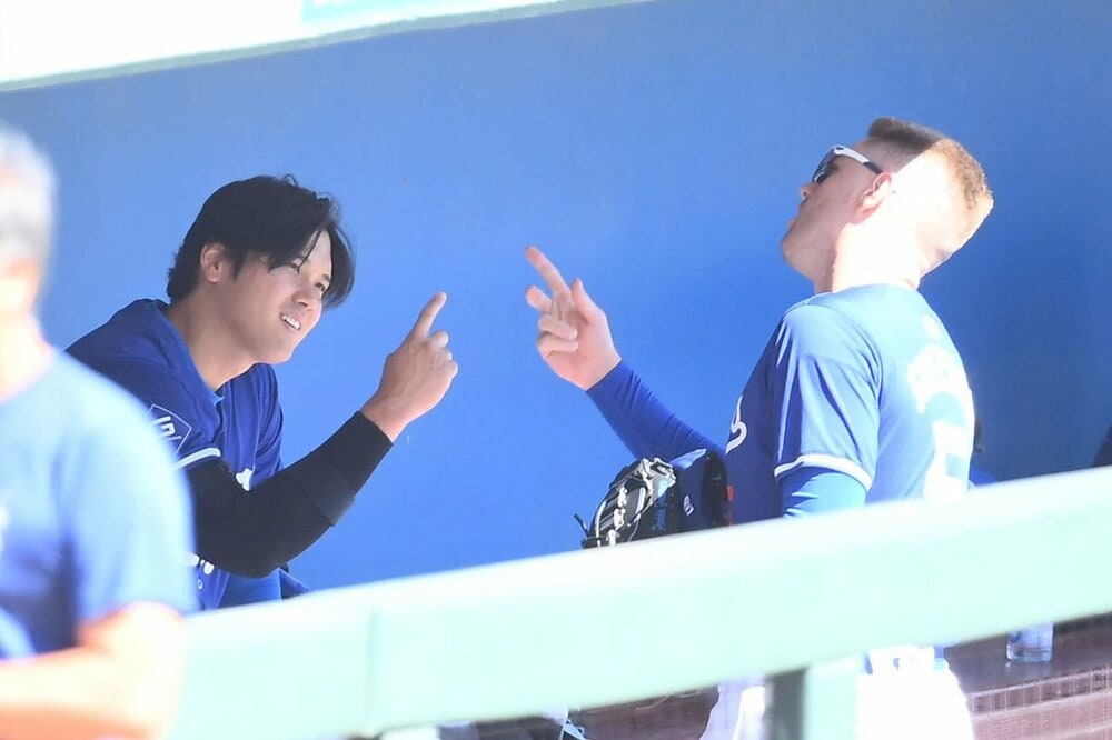 ベンチで大谷と手遊びするフリーマン