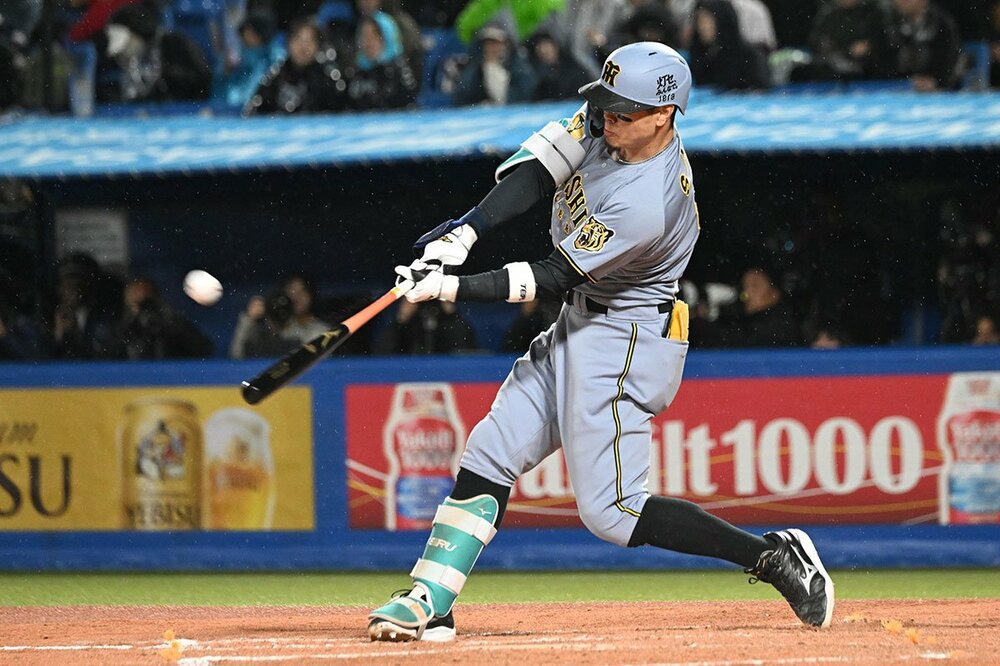 低めの変化球をスタンドに運んだ佐藤輝明