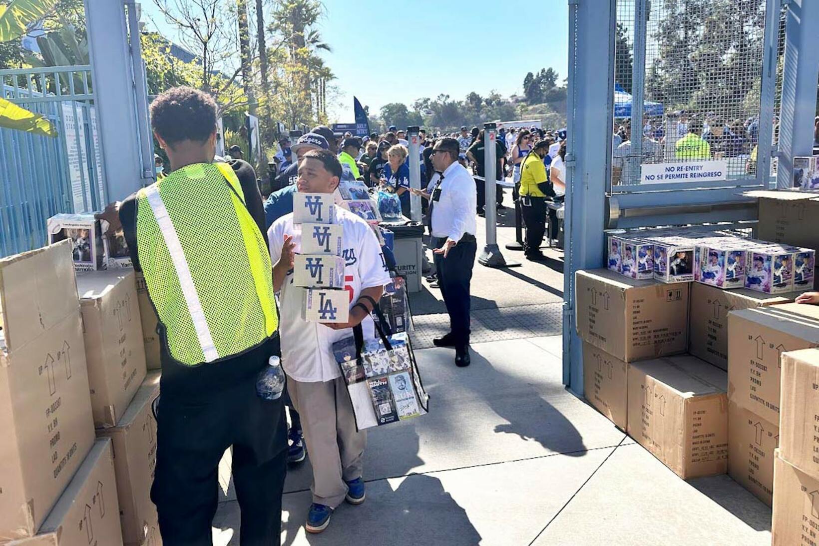 山本由伸の首振り人形を求めて列を作るファン