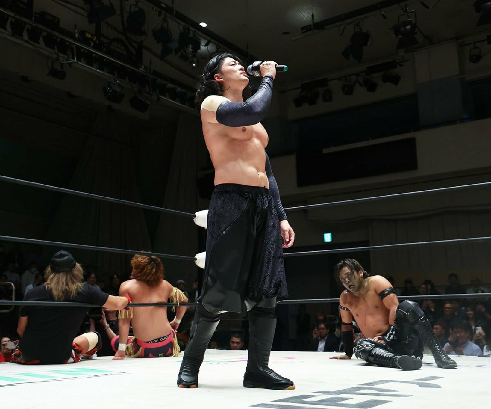 マイクを持ち、ファン投票での試合順決定を勝手に決めたOZAWA(中)