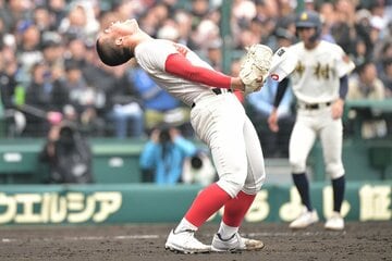 １０回裏、無失点で抑えガッツポーズする智弁学園・杉本真滉