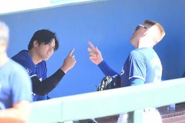 ベンチで大谷と手遊びするフリーマン