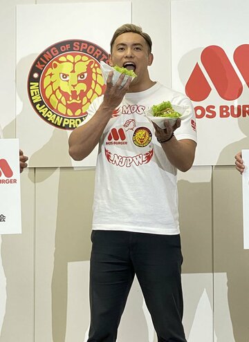  「きんにくにくバーガー」を手にするオカダ・カズチカ（東スポWeb）