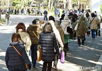 傍聴券を求めて列をつくる人々