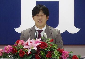 契約更改後に会見に臨んだ小園