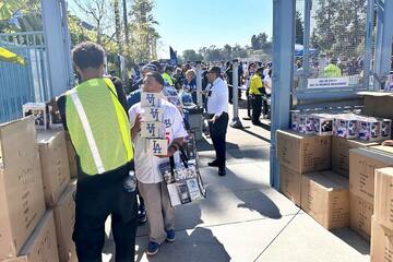 山本由伸の首振り人形を求めて列を作るファン