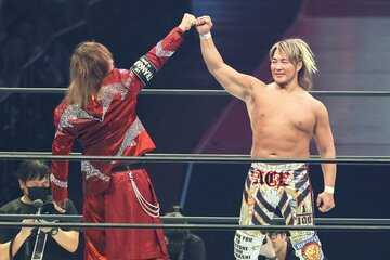 試合を終えた棚橋弘至(右)と「拳」を交えた内藤哲也