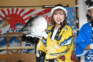 マグロのカブトを見せる川村文乃