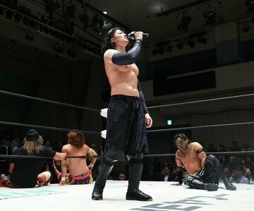 マイクを持ち、ファン投票での試合順決定を勝手に決めたOZAWA(中)