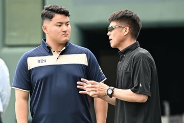 施設見学では城島健司ＣＢＯ(右)の説明を受けた佐々木麟太郎