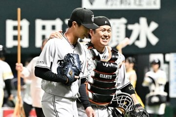 ５回を投げ終え甲斐（右）に労われる巨人・山城