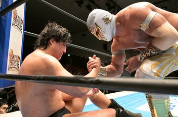 握手を交わす安田優虎（左）とミスティコ