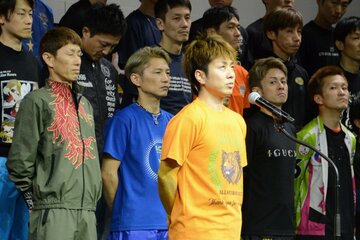 開幕セレモニーで締めのあいさつをする村上遼。右端は西山