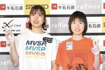 久米乃ノ華（左）と優勝した森秋彩