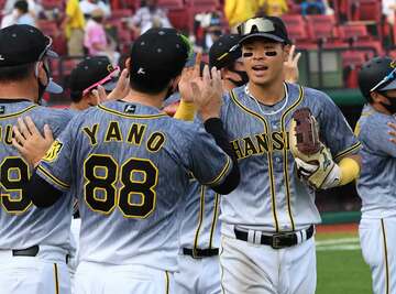  佐藤輝らナインを出迎える阪神・矢野監督。交流戦勝ち越しを決めた