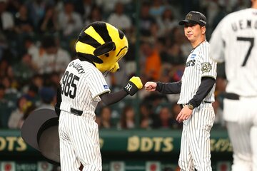 試合後、トラッキー(左)とタッチを交わす阪神・藤川監督