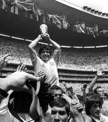  １９８６年メキシコＷ杯では肩車されてトロフィーを掲げた(ロイター)