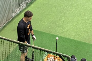 休日返上で打撃練習に励む巨人・リチャード内野手