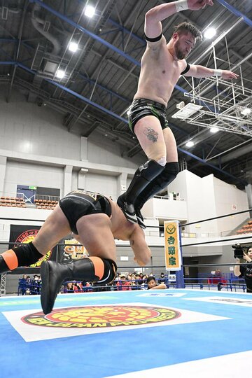 ジャクソン(左)をエクスカリバーで仕留めたカラム・ニューマン