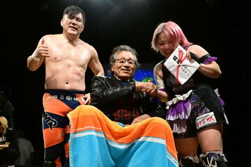 天龍源一郎から優勝目録を渡された佐藤光留（左）と笹村あやめ（右）